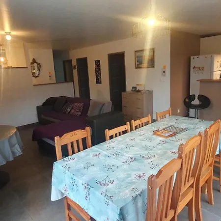 Montfaucon: Tranquil Countryside Retreat With Private Pool Homestay *